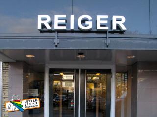 Verlichte geveltekst met LED verlichting